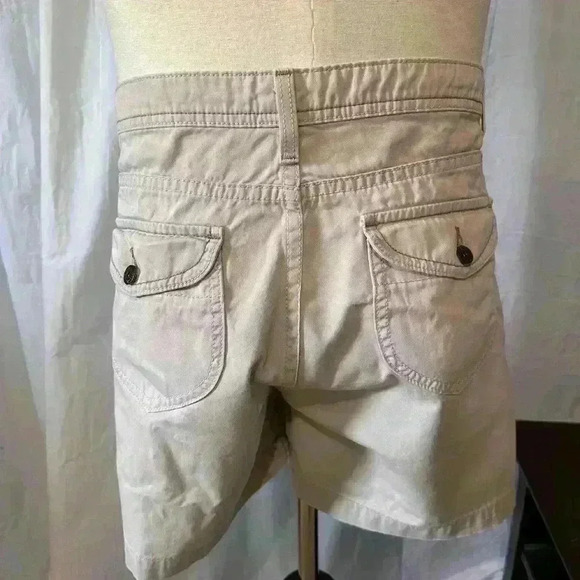 Lee Women's Lower On The Waist Shorts Beige Size 14 Medium. Pockets. 4.5” Inseam - Picture 3 of 7